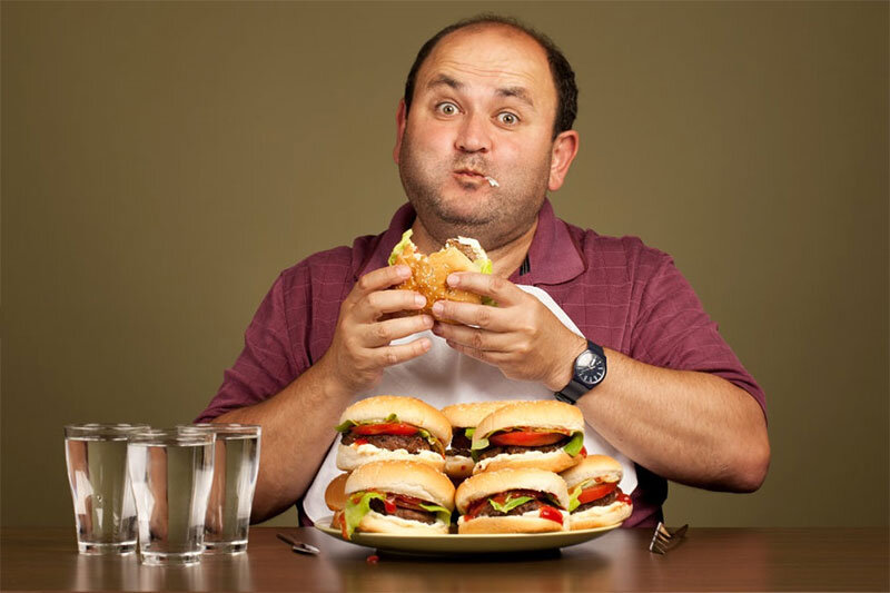 ۷ نشانه‌ای که به شما می‌گوید بدن‌تان به آب بیشتری نیاز دارد