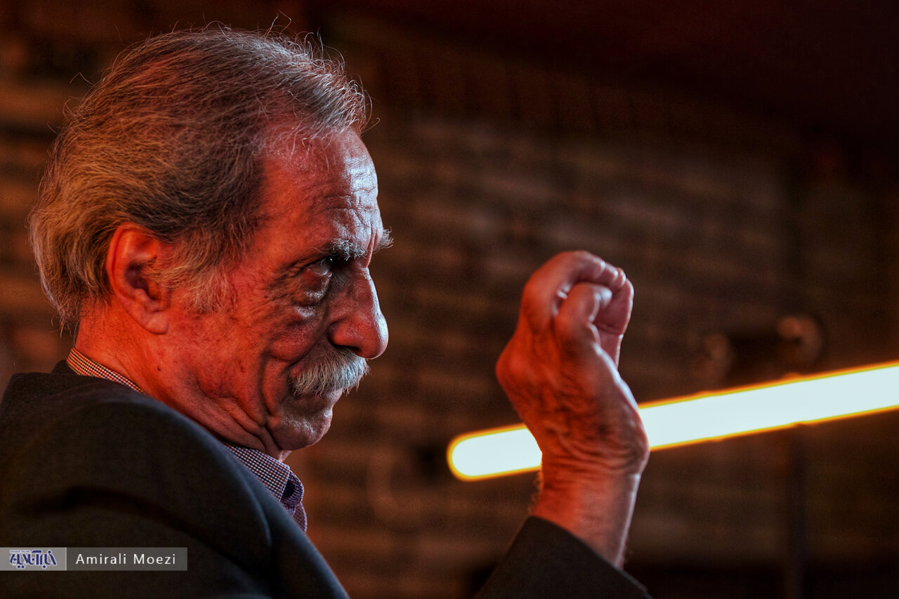 تلویزیون تا صد سال آینده باید بابت حذف «نود» عذر خواهی کند/ ما سندیکا نداریم/ کارگردان «زخم کاری» پشیمان شد که من را زود کشته