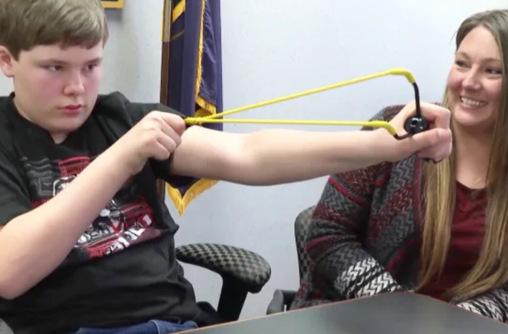 نجات خواهر از دست آدم‌ربا با تیرکمان/ عکس