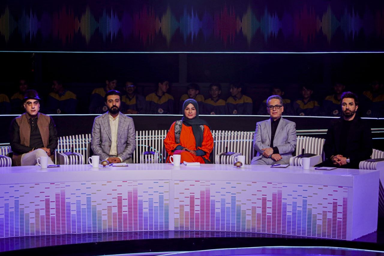 دختر و پسر باید باهم بخوانند/ از نظر فقهی همخوانی زن و مرد مشکلی ندارد/ مدیران تعریف سرود را می‌دانند؟