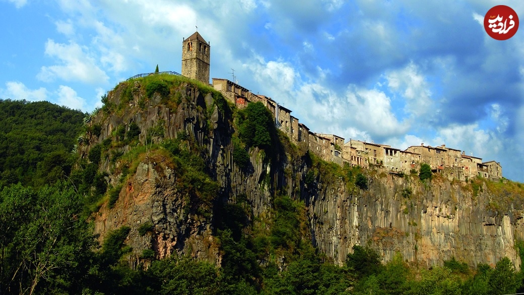 خطر « افتادن از پرتگاه » در عجیبترین روستای جهان/ عکس
