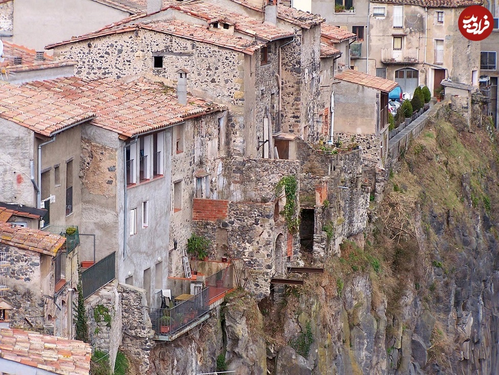 خطر « افتادن از پرتگاه » در عجیبترین روستای جهان/ عکس