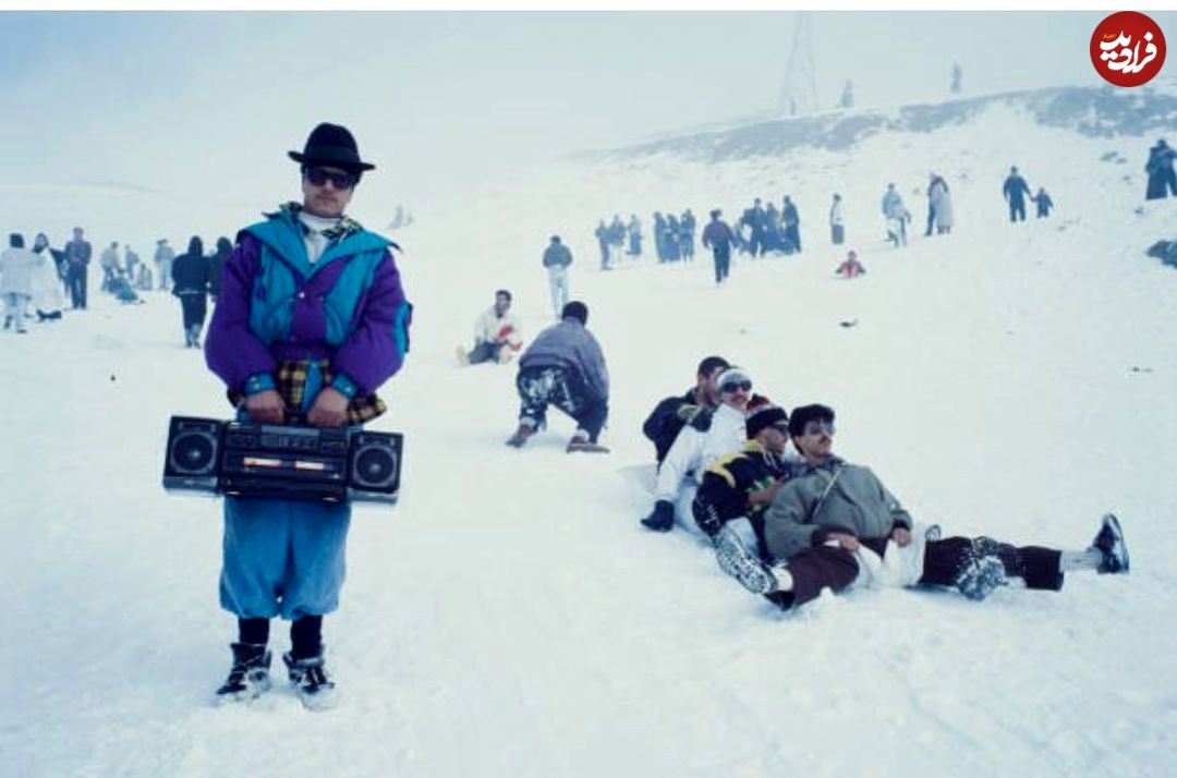 سرسره بازی جوانان دهه ۵۰ با شلوار خمرهای روی برف در آبعلی؛ سال ۱۳۷۱/ عکس