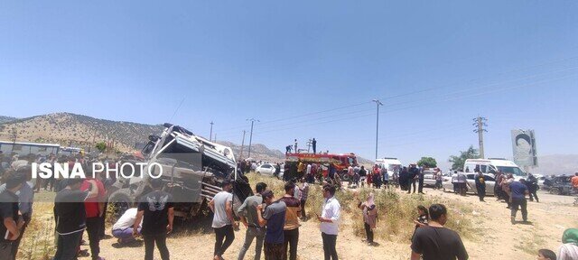 تصادف تریلی با ۱۴ خودرو فوتی و مجروح بر جای گذاشت/ عکس