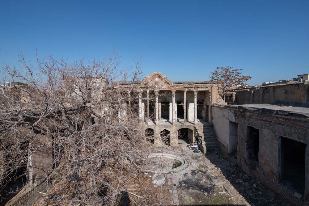 بی‌توجهی میراث به عمارت شکوه السلطنه/ خانه همسر ناصرالدین شاه پاتوق معتادان تهران/ عکس