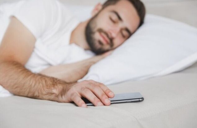 آیا خوابیدن کنار موبایل خطرناک است؟/ هنگام خوابیدن موبایل باید کجا و چقدر فاصله داشته باشد؟