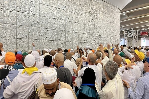 اسرار رمی جمره / چرا حجاج ۴۹ بار نماد شیطان را سنگ میزنند؟