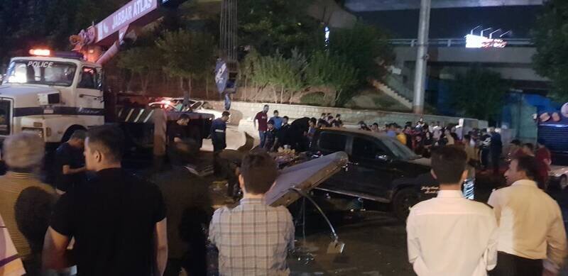 واژگونی کامیونت حمل تیرآهن در خیابان شریعتی/ عکس