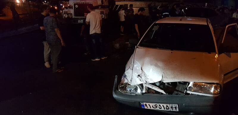 واژگونی کامیونت حمل تیرآهن در خیابان شریعتی/ عکس