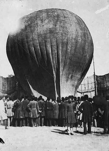 پرواز نخستین بالن در تهران؛ سرنوشت بالن‌ها چه شد؟/ عکس