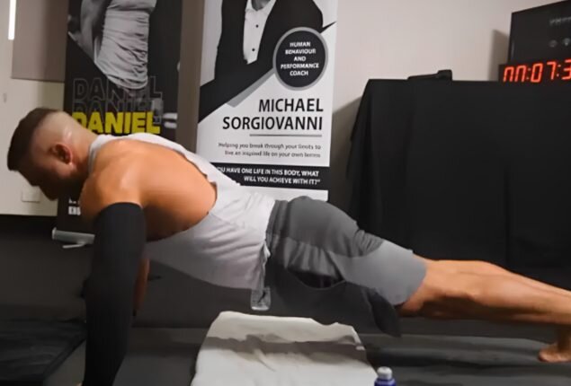 ۳۲۴۹ حرکت شنا در یک ساعت با یک دست مصدوم/ عکس