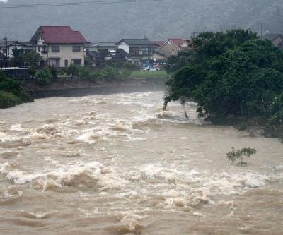 بارندگی و طغیان رودخانه‌ها، برخی شهرهای این کشور را زیر آب برد/ عکس