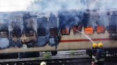 آتش‌سوزی مرگبار قطاری در هند/ عکس