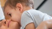 پدر در دوران شیردهی مادر چه وظایفی دارد؟/ خواص فوق‌العاده طولانی شدن دوره شیردهی