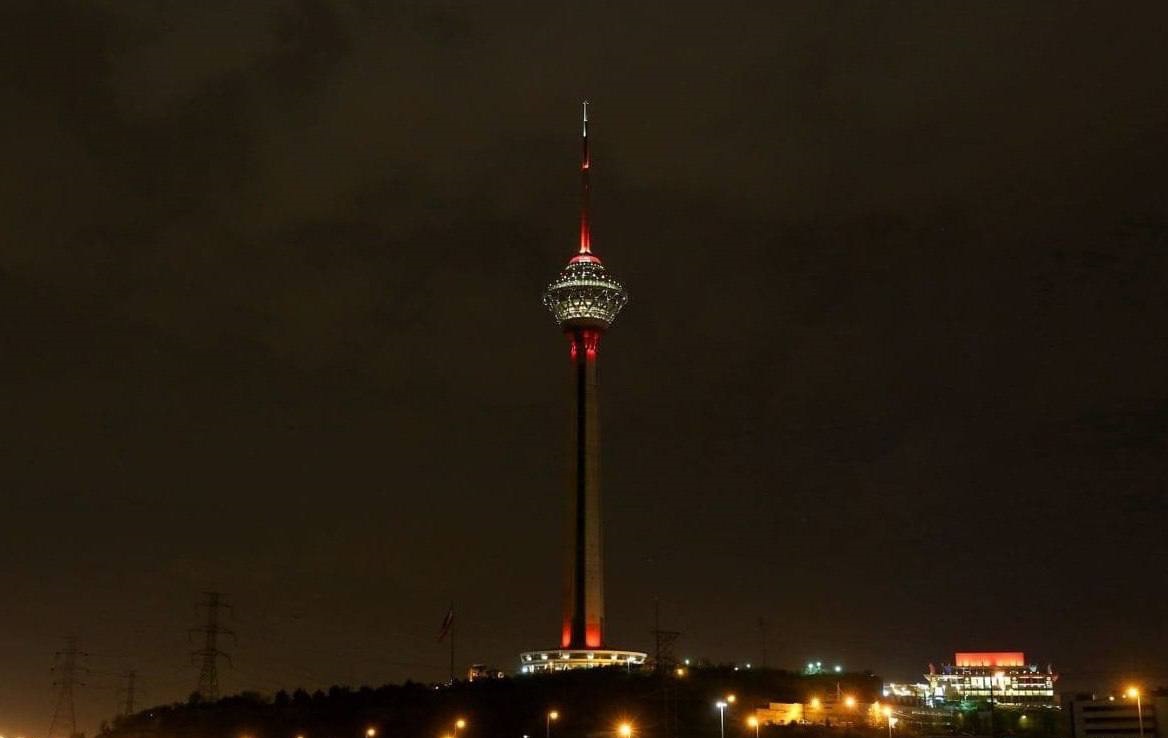 چرا دیشب برج میلاد قرمز شد؟/ عکس
