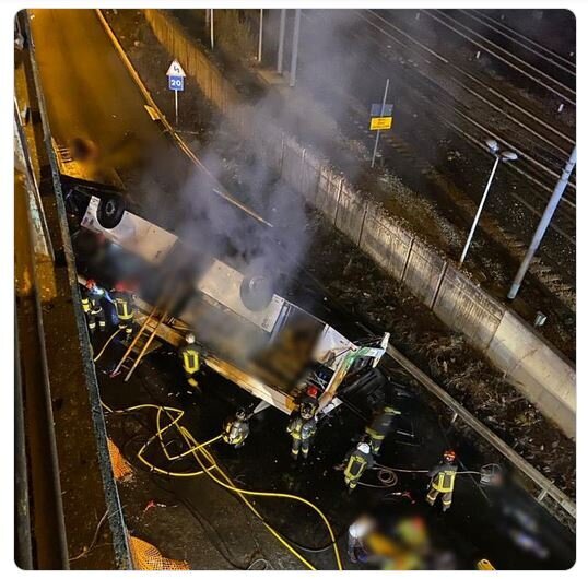 سقوط مرگبار اتوبوس از روی پل/ عکس