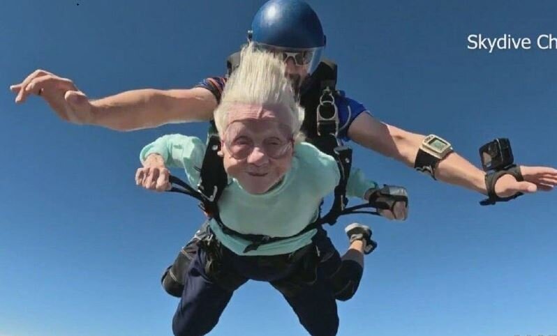 پیرزن ۱۰۴ساله پس از ثبت رکورد سقوط آزاد جهان درگذشت/ عکس