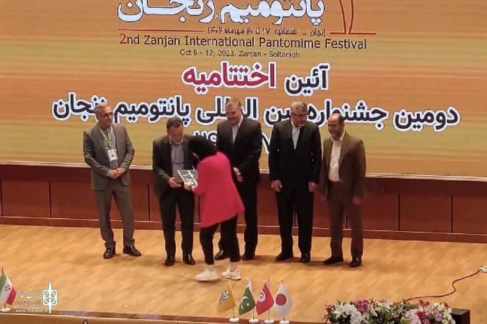 اهدای دستکش طلایی به خانواده زندهیاد فردوس کاویانی