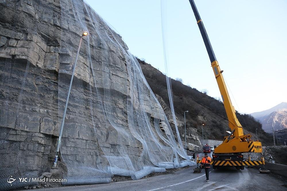 عملیات لق‌گیری سنگ‌های جاده چالوس اینگونه انجام شد/ عکس