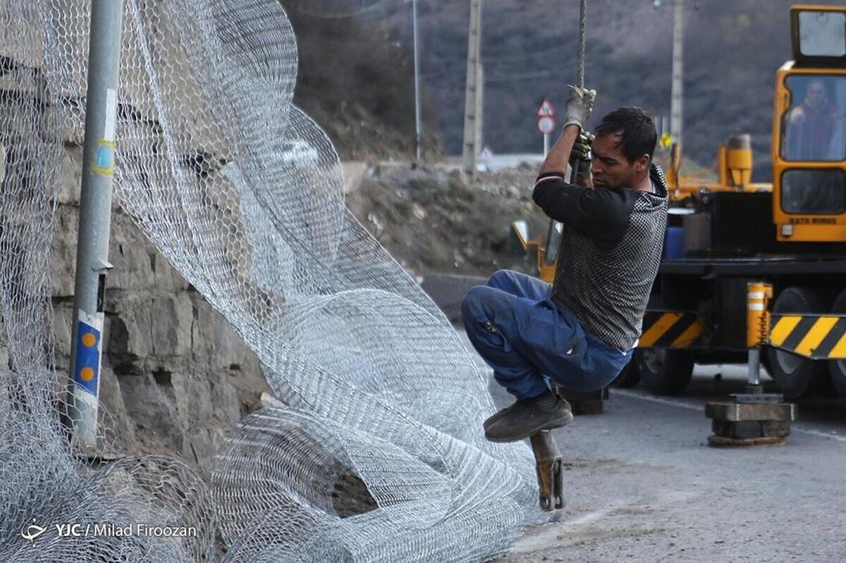 عملیات لق‌گیری سنگ‌های جاده چالوس اینگونه انجام شد/ عکس