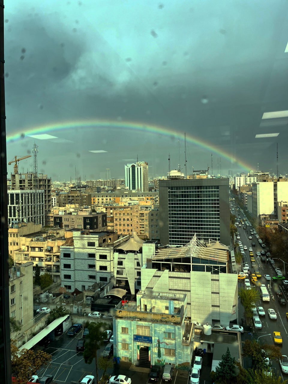 اتفاقی نادر در آسمان تهران/ عکس