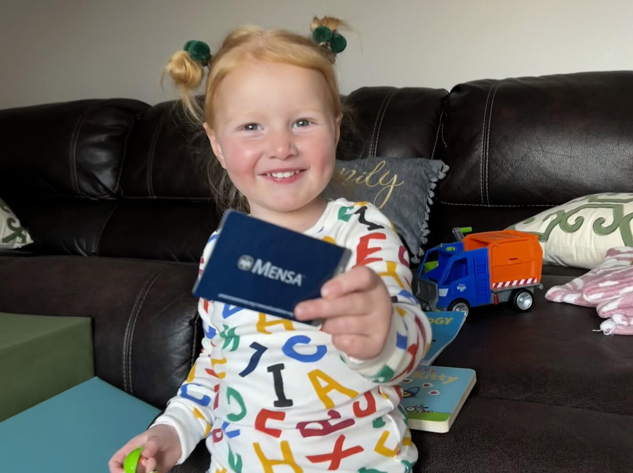 دختر ۲ ساله، کوچکترین نابغه جهان!/ عکس