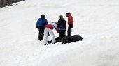 تصویری از پیدا شدن یک جسد کوهنورد بر روی کوه برفی