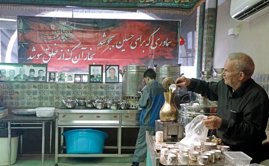 نذری ۱۷۰ساله قجری در این تکیه قدیمی تهران/ عکس