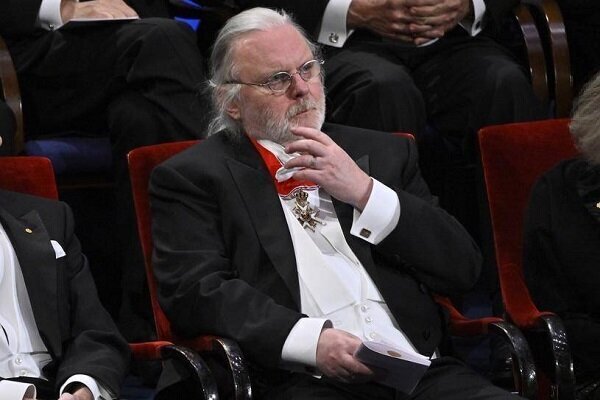 برنده نوبل ادبیات جایزه اش را دریافت کرد