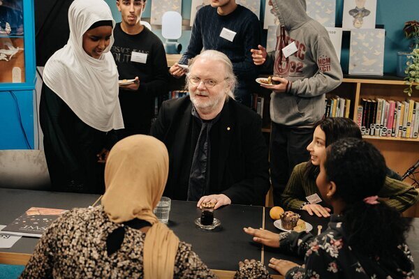 برنده نوبل ادبیات جایزه اش را دریافت کرد