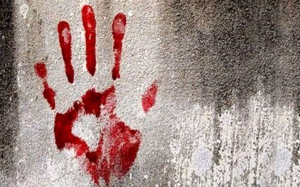 عکس رد دست خونی به دیوار