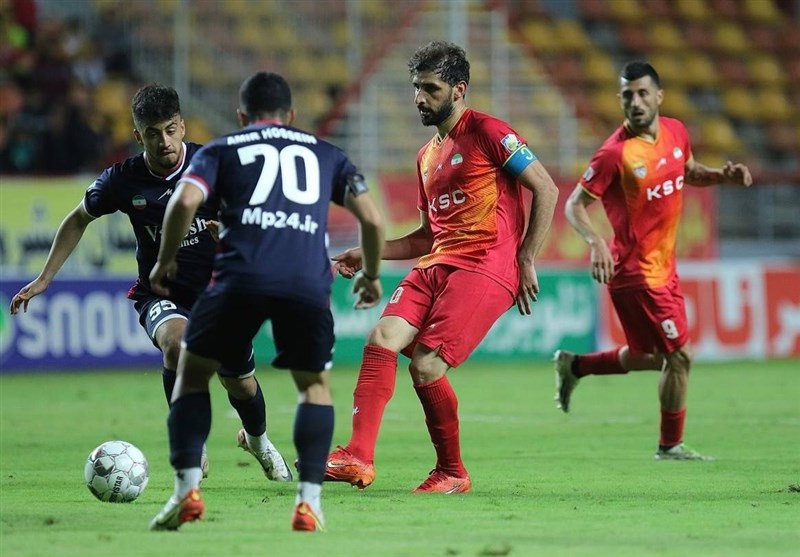 لیگ برتر فوتبال , تیم فوتبال سپاهان اصفهان , تیم فوتبال پرسپولیس , تیم فوتبال استقلال , 