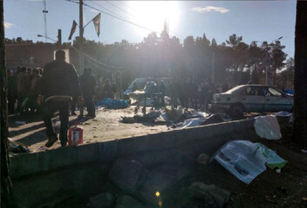 رد ترکش‌های انفجار تروریستی کرمان بر روی آسفالت و بتن + عکس