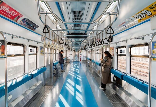  عکسی از حذف صندلی قطارهای مترو سئول
