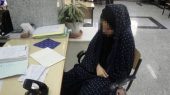 عکسی از زنی که در کلانتری با چادر رنگی به جرم قتل بازداشت شده است