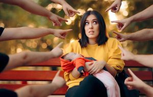 اثر سرزنش‌های جامعه به مادران وقتی که فرزند در کنارشان است/ اینفوگرافیک