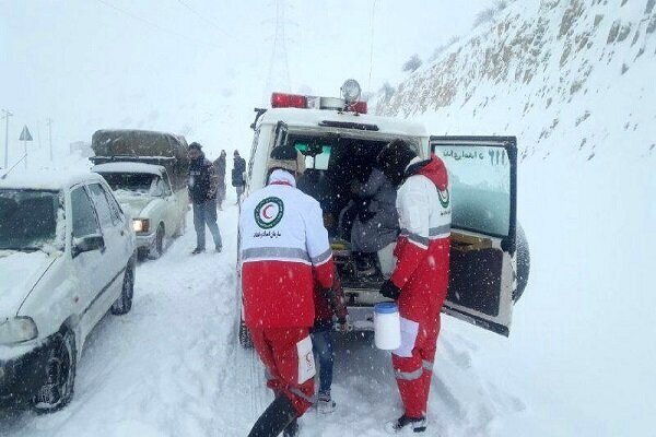 اسکان بیش از ۱۳۰۰ نفر گرفتار شده در برف و کولاک