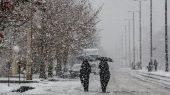 عکسی از بارش برف و خیابان سفیدپوش