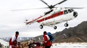 عکسی از بالگرد هلال احمر درحال نجات جان کوهنورد گرفتار شده در بهمن