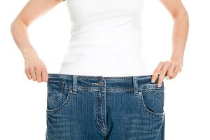 عکسی از شخصی که لاغر شده وشلوارش برای آن گشاد شده است