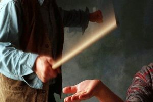 عکس از کتک دانش آموز توسط معلم