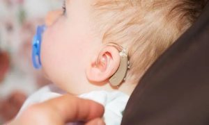 کودکی که سمعک دارد