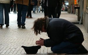 نظر جالب یک نابینای قلابی درباره گدایی در تهران؛ ۵۰ سال قبل/ عکس