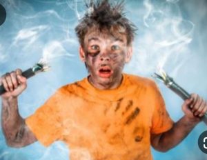 عکسی از برق گرفتن شخصی که دو سیم در دست دارد