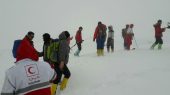 عکسی از کوه پر ار برف و گروه امدادنجات