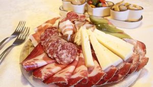 عکسی از بشقابی پر از ژامبون