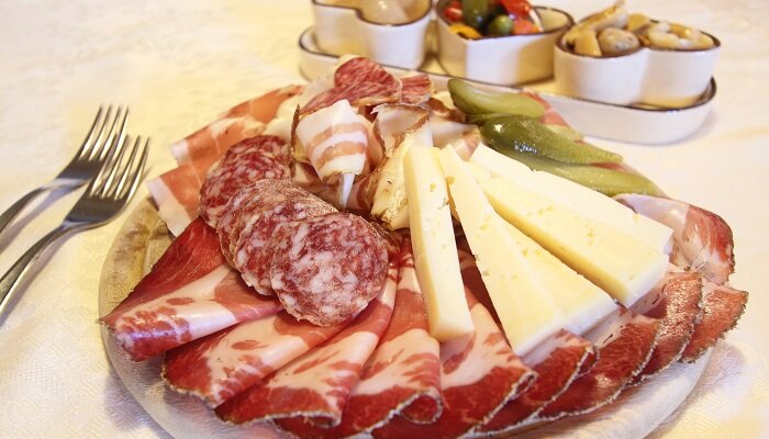 عکسی از بشقابی پر از ژامبون