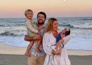 حمله خفاش‌های به یک خانه/ عکس