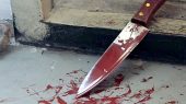 چاقو آغشته به خون افتاده روی زمین