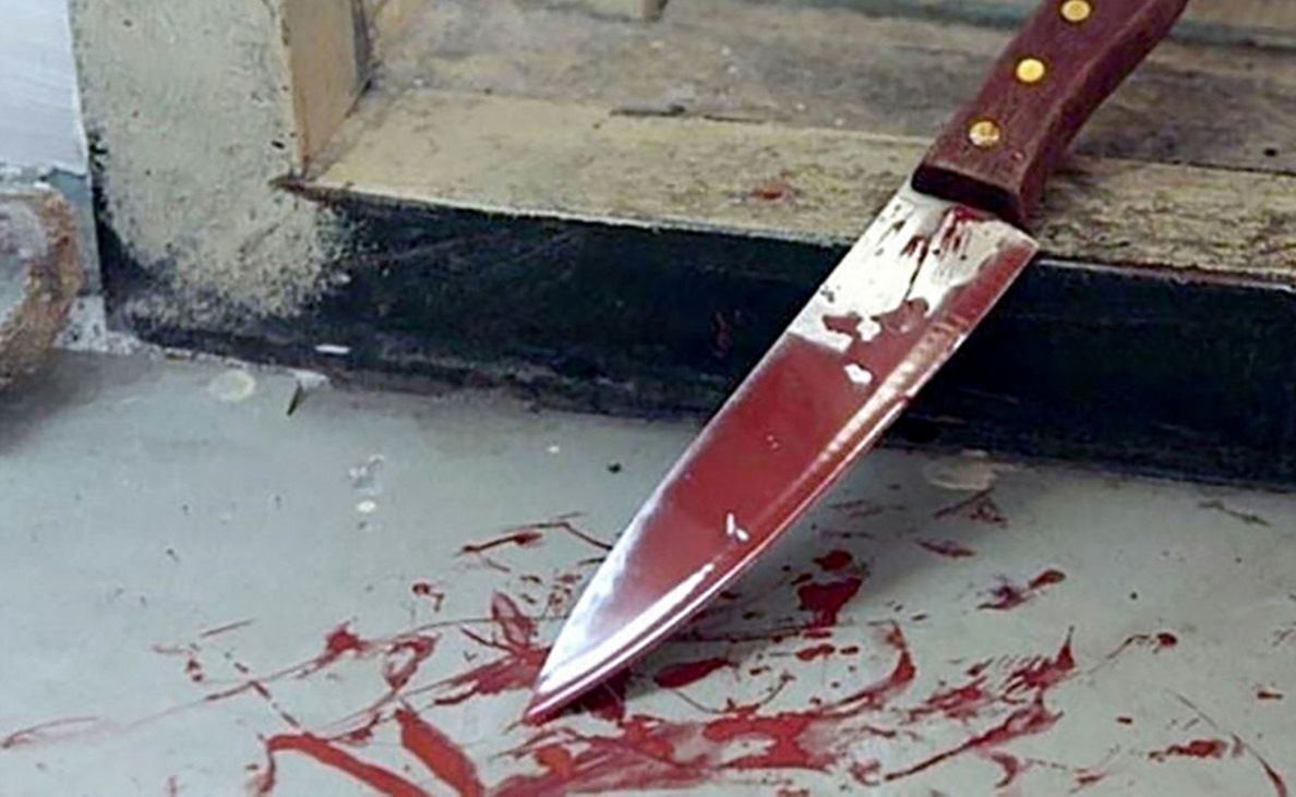 چاقو آغشته به خون افتاده روی زمین